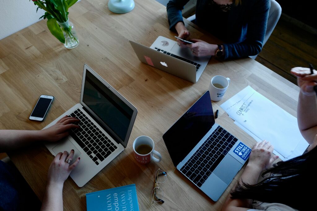pexels-cowomen-1058097-2041637-1-1024x683 Educação Financeira para Iniciantes: Comece do Zero (Guia Atualizado 2025)