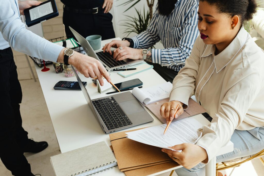 pexels-karolina-grabowska-7876797-1024x683 Melhores Cursos Online Gratuitos com Certificado 2025 – Guia Prático Completo