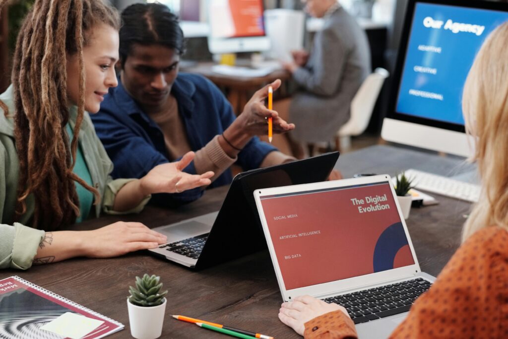 pexels-mikael-blomkvist-6476256-1024x683 Melhores Cursos Online Gratuitos com Certificado 2025 – Guia Prático Completo