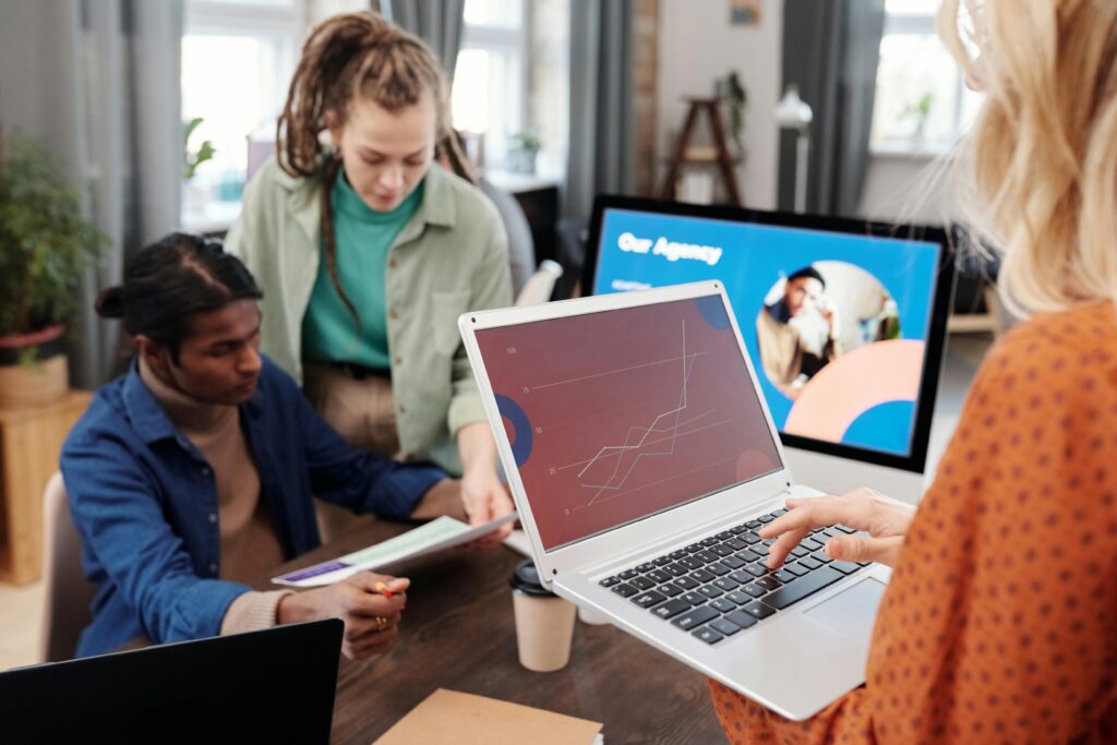 pexels-mikael-blomkvist-6476262-1-1024x683 7 Plataformas que Pagam para Criar e Vender Cursos Online (Atualizado 2025)